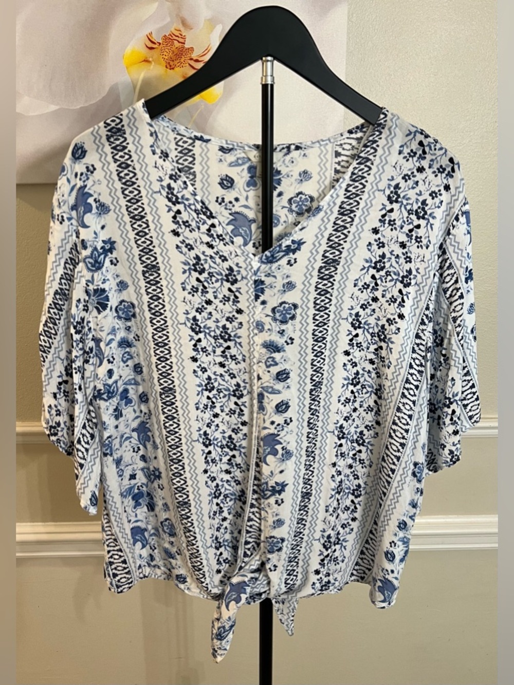 Cato Women’s Blue & White Floral Tie-Hem V-Neck Blouse! Size Medium.